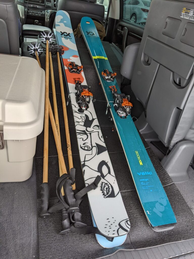 スキー スノボはこうやって車内に収納してます スキーしようぜ
